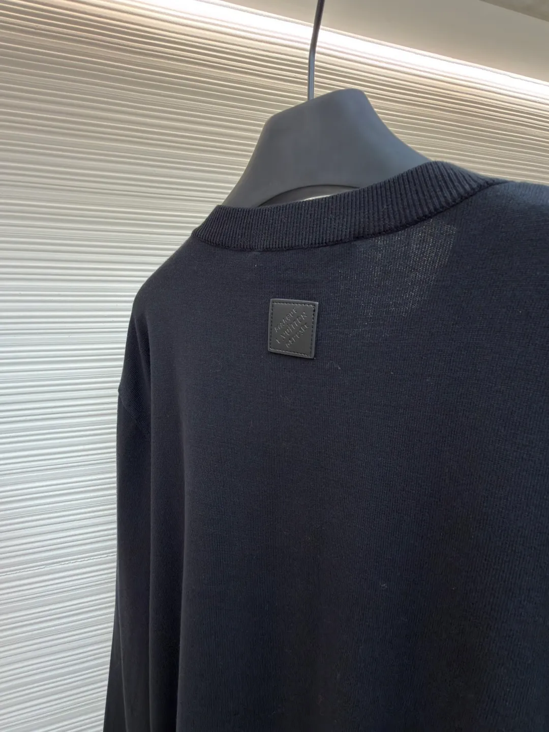 LOUIS VUITTON Embroidered volcano intarsia long-sleeved knitted sweater ●Original version: Purchased and developed by 12108 ●Item number: 1681990-B65 ●Fabric: 100% cotton ●Technology: knitted ●Color: black ●Version: fitted version ●Weight: about 440 grams ●Size: S-M-L-XL ●Description: Using multi-color intarsia jacquard technology: the main body is made of fine plain knitting as the base. The patterns of Mount Fuji, trains and flowers on the chest are interwoven with blue, white, gray and other colored yarns. The edges of the pattern are made of "sesame base" weaving to enhance the texture. The letter logo is integrated into the pattern with invisible jacquard, which is delicate and unobtrusive. The neckline, cuffs and hem are trimmed with front and back double-lift 4-needle ribbing, giving both elasticity and stiffness a balance. Each piece of the body is stitched together using hand-stitching techniques, and the stitches are hidden and firm. The fabric is made of blended wool and has been washed and shaped to ensure skin-friendliness and avoid deformation when worn. The overall craftsmanship takes into account both artistic sense and practical wearability. The overall wiring is straight and delicate, the fabric is comfortable and soft, and the color is consistent without color difference. It can be matched with the same style to create a fashionable look and control various occasions. Customized accessories, complete with three standards, same style for men and women!